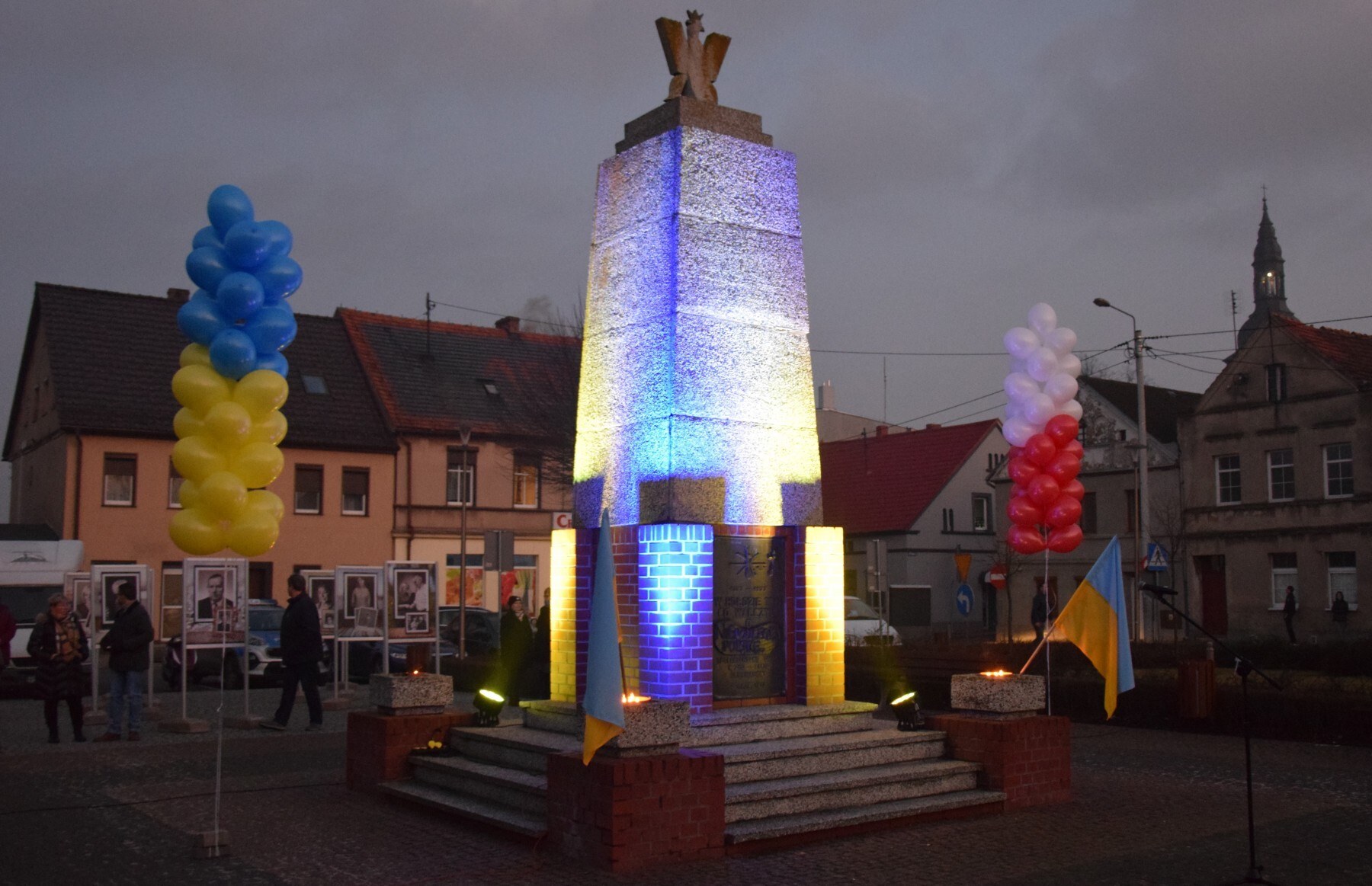 Oświetlenie pomnika w barwach ukrainy