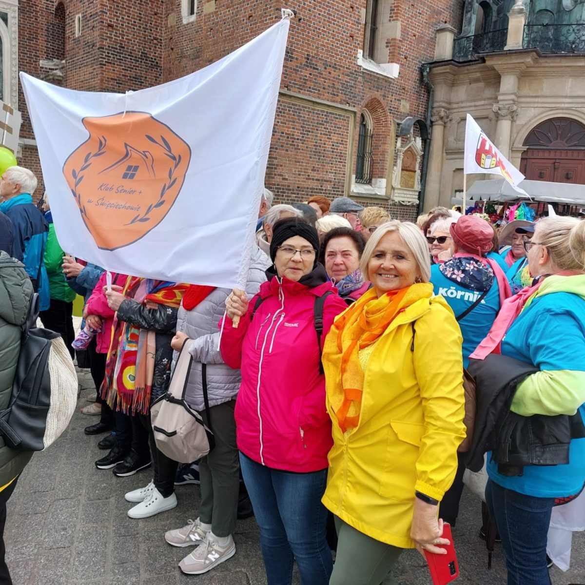 Ujęcie Seniorów z “Klubu Seniora +” w Święciechowie w Krakowie podczas marszu 