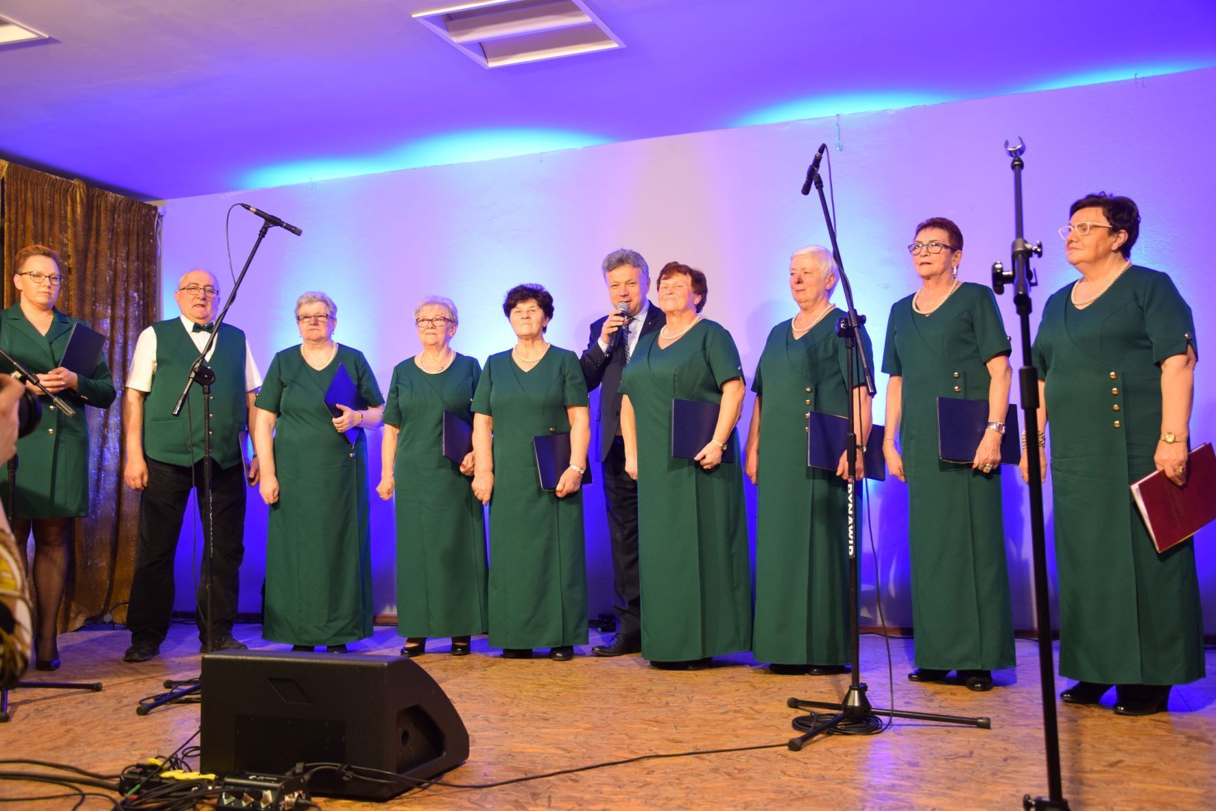 Zespół Śpiewaczy Karolinki na scenie wraz z Dyrektorem Samorządowego Ośrodka Kultury w Święciechowie&nbsp;