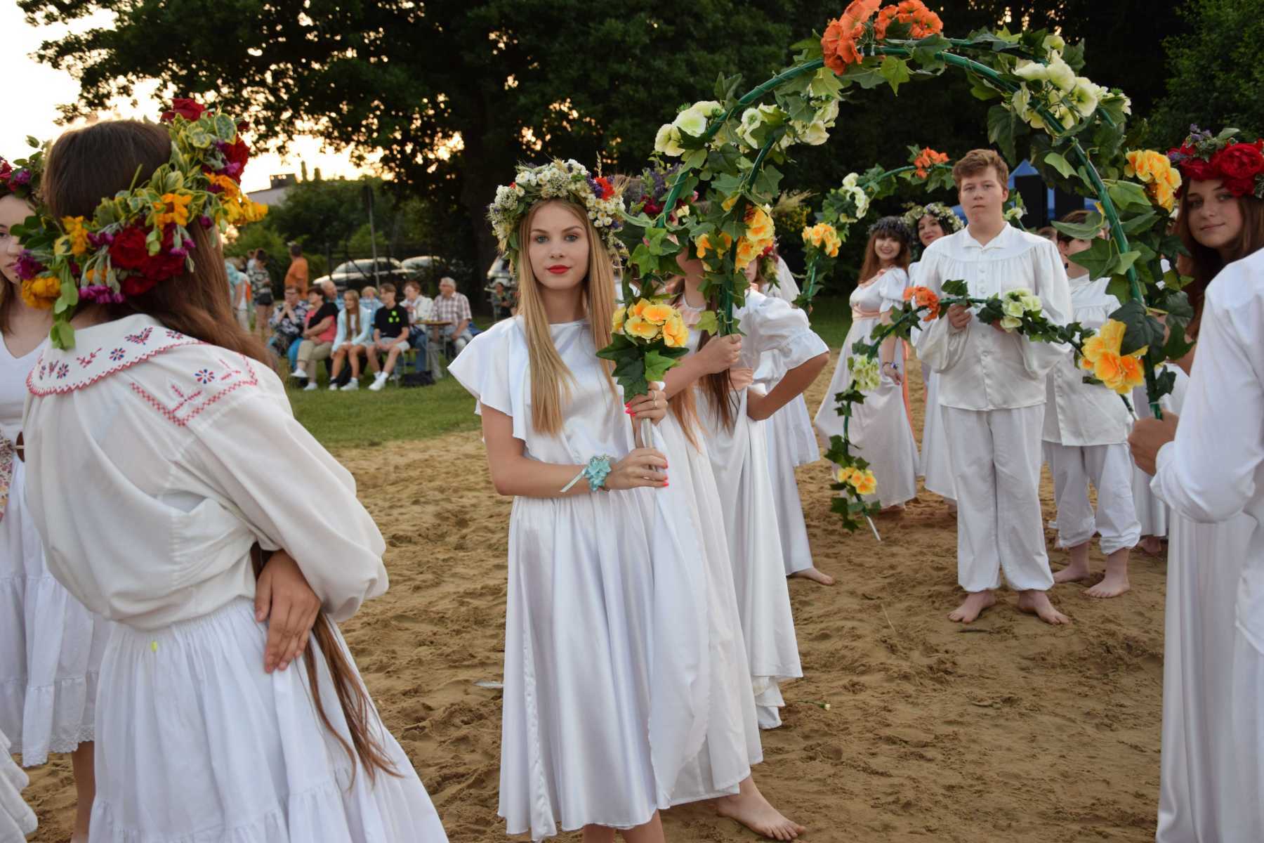 Ujęcie podczas obchodów Nocy Świętojańskiej - ujęcie na plaży&nbsp;