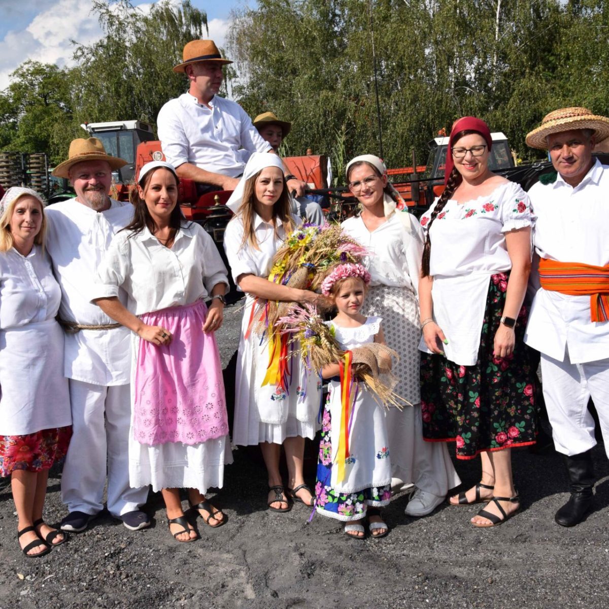 Zdjęcie przedstawia grupę osób przepranych za rolników&nbsp;