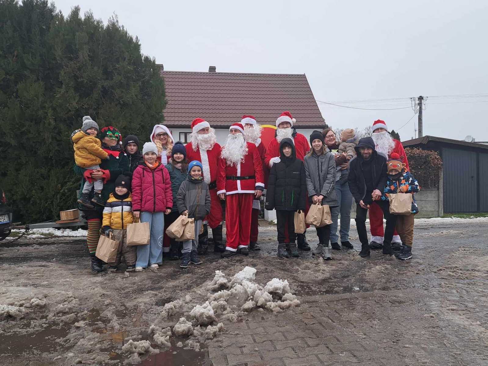 Zdjęcie grupowe Mikołaji oraz dzieci&nbsp;