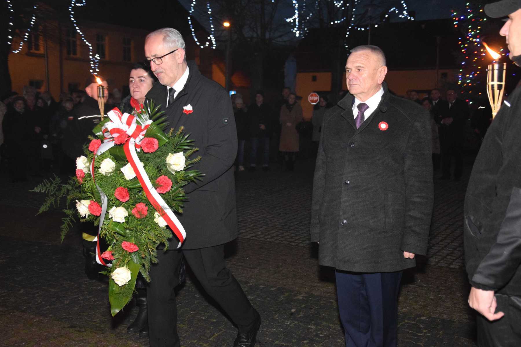 Ujęcie podczas złożenia kwiatów pod pomnikiem przez Pana Wójta obok Pan Przewodniczący Rady Gminy&nbsp;