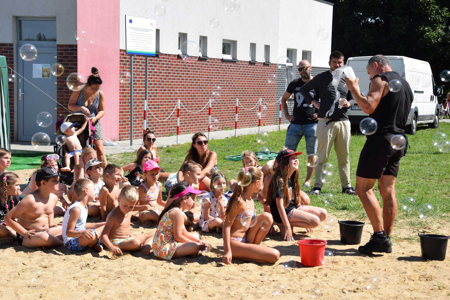 Zdjęcie grupy dzieci na plaży&nbsp;