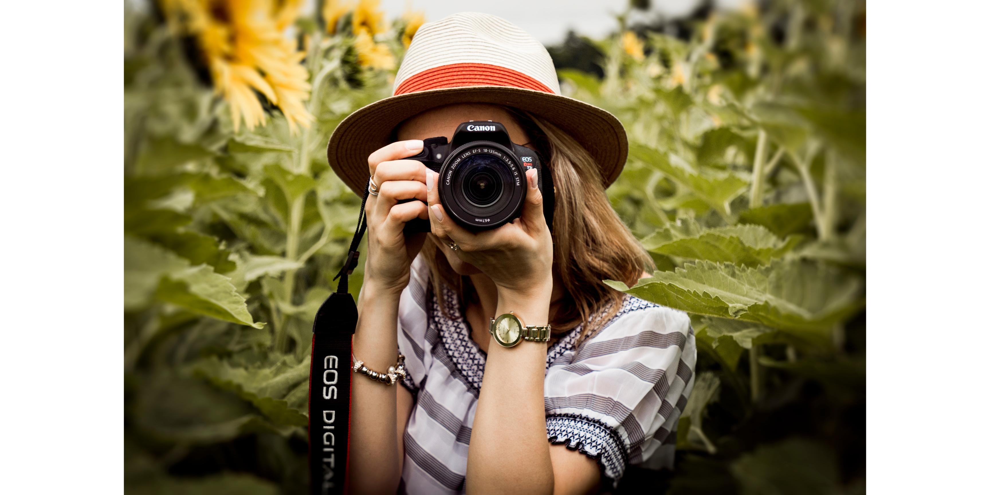 Zdjęcie przedstawia dziewczynę trzymającą aparat&nbsp;