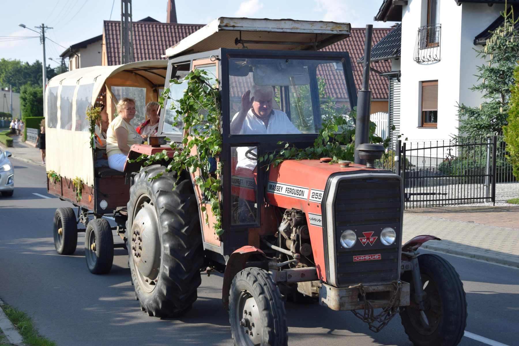 Zdjęcie jadącego traktoru w korowodzie&nbsp;