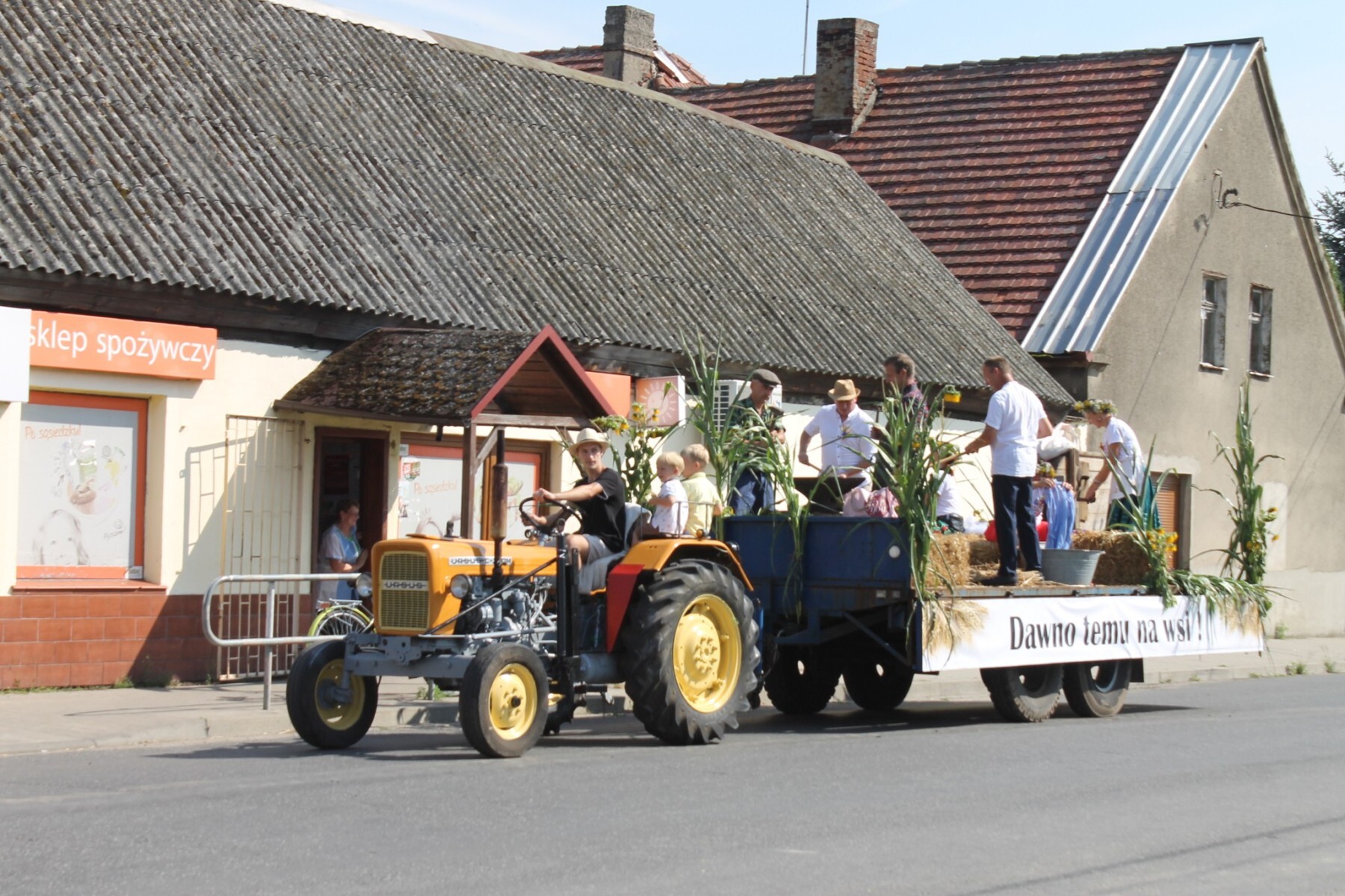 Zdjęcie traktora i żniwiarzy&nbsp;