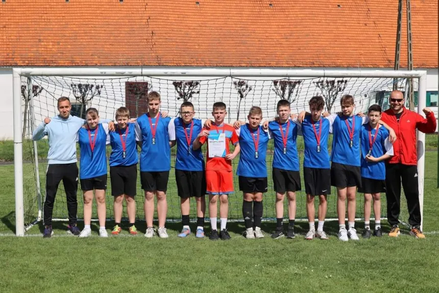 Zdjęcie drużyny z SP Święciechowa wraz z trenerami
