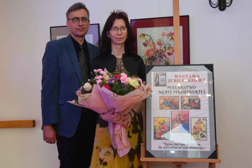 Na zdjęciu Pani Agata Mrozińska wraz z mężem. W ręku trzyma kwiaty
