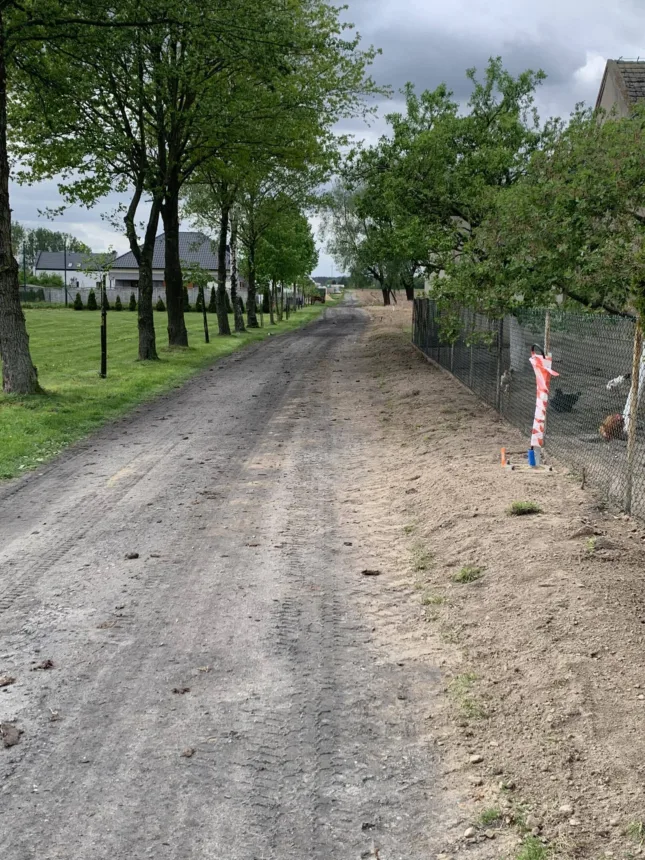 Na zdjęciu postęp prac przy budowie oświetlenia. Wyciąnięte kable