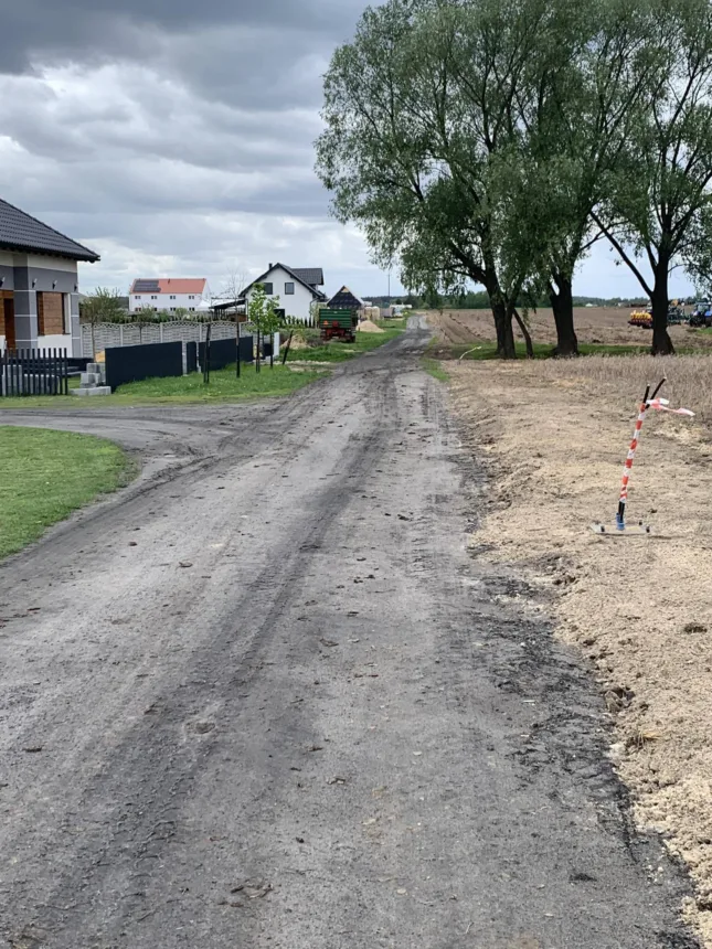 Na zdjęciu postęp prac przy budowie oświetlenia. Wyciąnięte kable