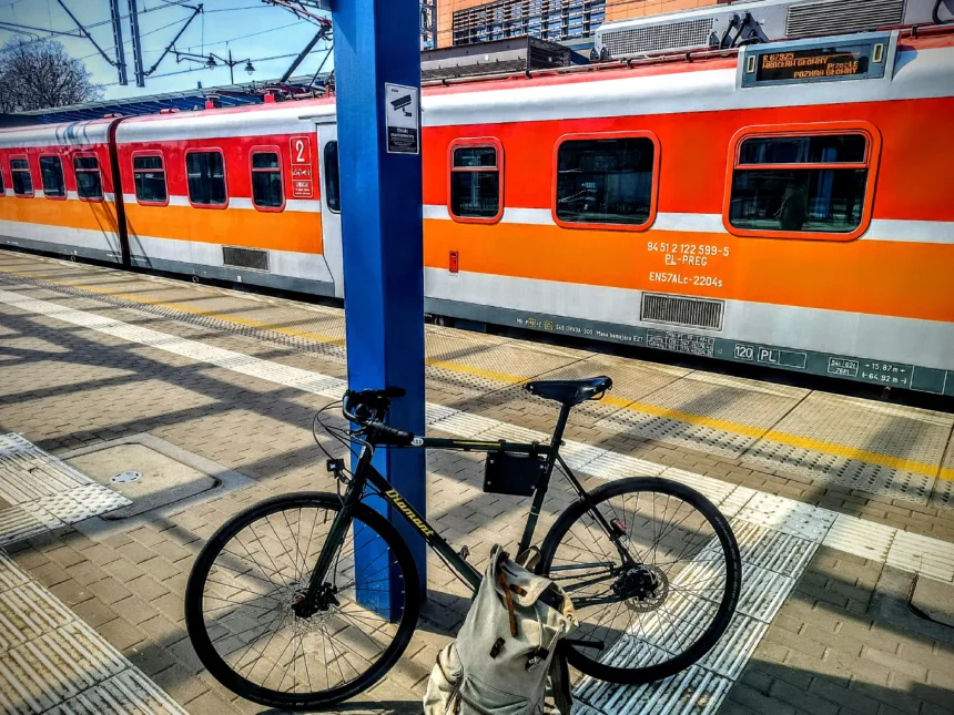 Zdjęcie pociągu oraz roweru
