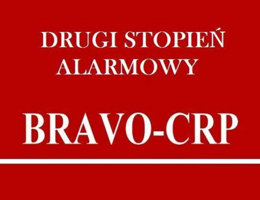 Na czerwonym tle białe napisy Drugi stopień alarmowy BRAVO - CRP