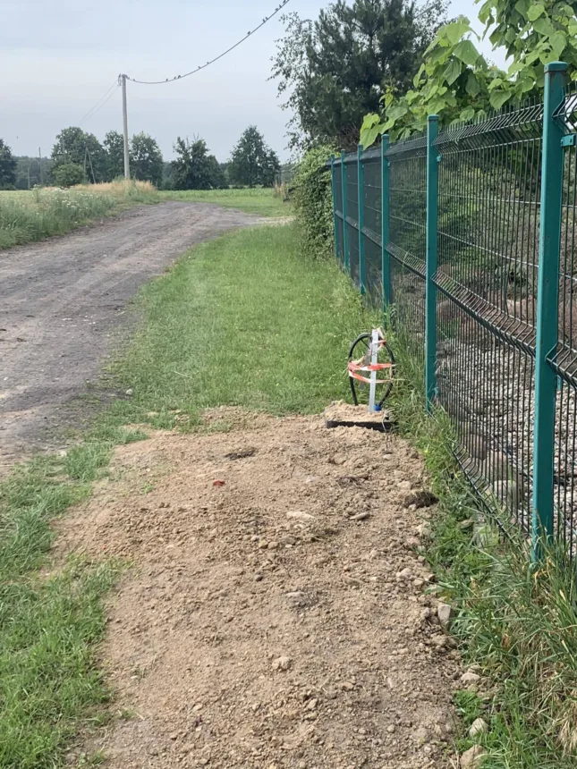 Na zdjęciu miejsce w którym powstanie oświetlenie uliczne. Widać kable oraz podstawę do oświetlenia z oddali