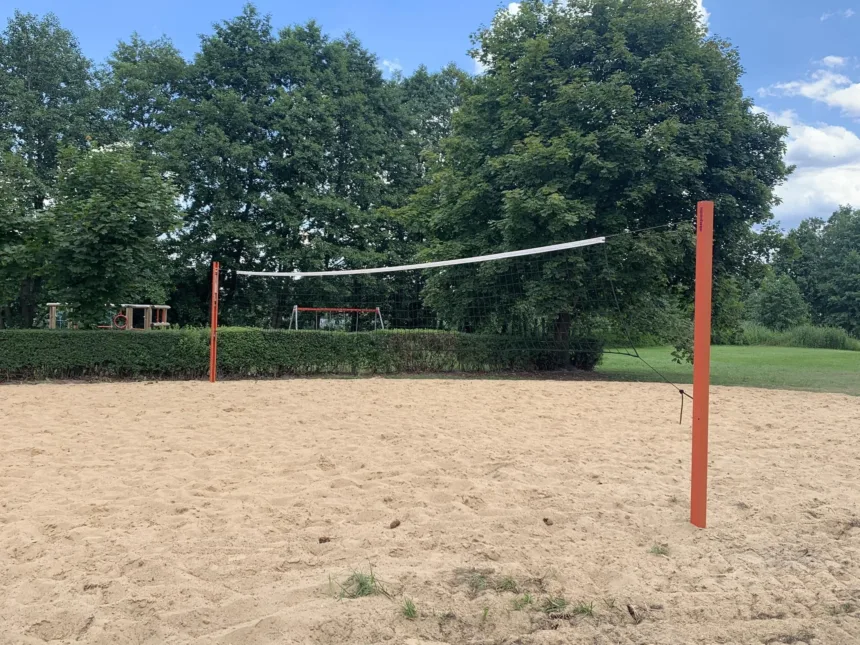 Na zdjęciu pole do siatkówki plażowej