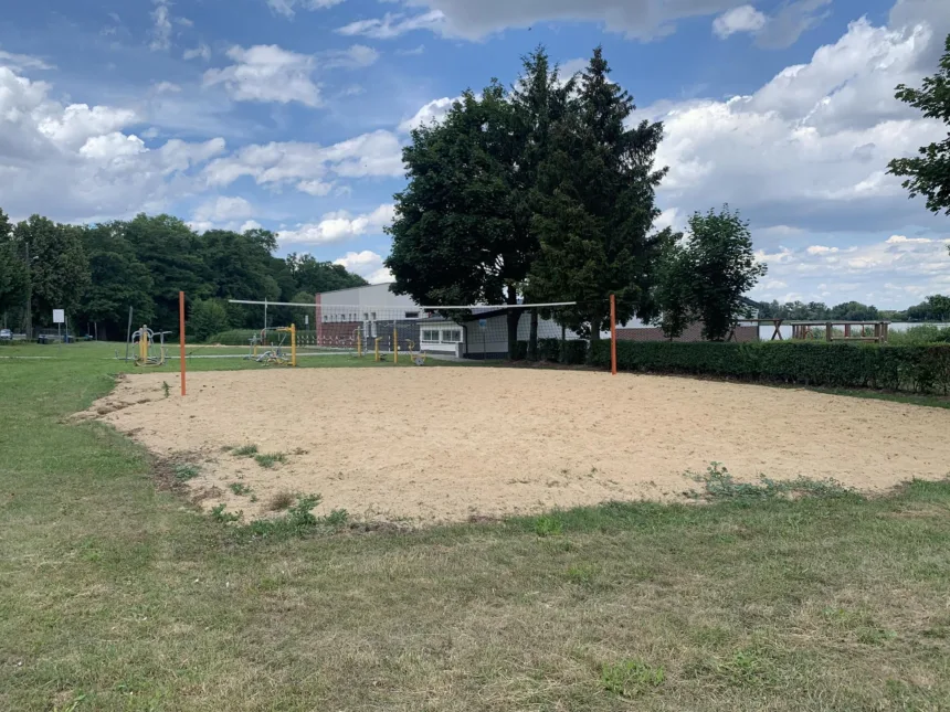 Na zdjęciu boisko do siatkówki plażowej