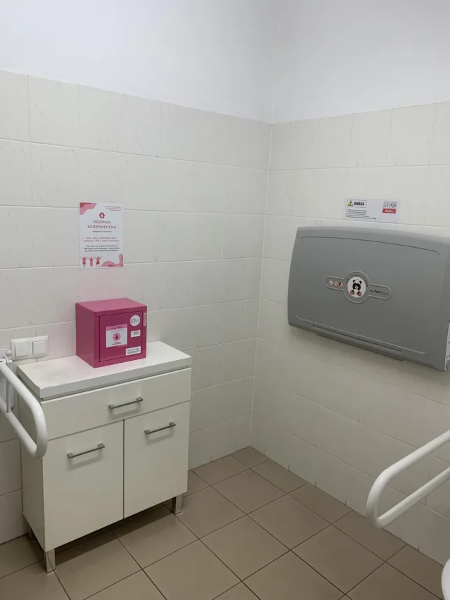 Zdjęcie różowej skrzyneczki na szafce w toalecie Urzędu Gminy