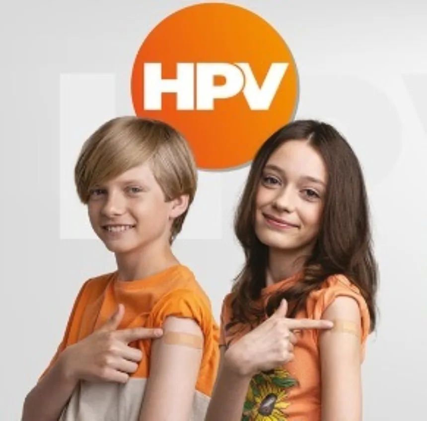 Na zdjęciu dziewczynka oraz chłopiec wskazujący na swoje ramiona gdzie widnieje plaster po szczepieniu
