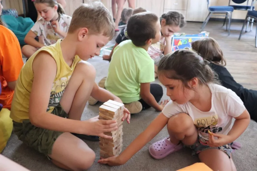 Na zdjęciu dzieci podczas organizowanych zajęć. Bawią się klockami układają puzzle