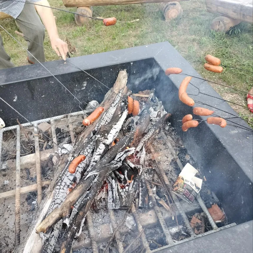 Zdjęcie kiełbasek na grillowisku