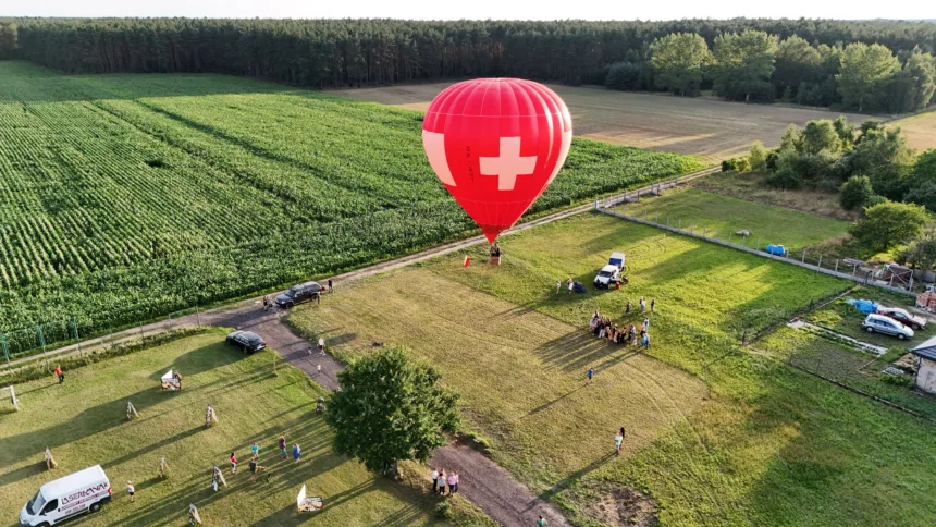 Zdjęcie z drona balona lądującego w miejscu festynu