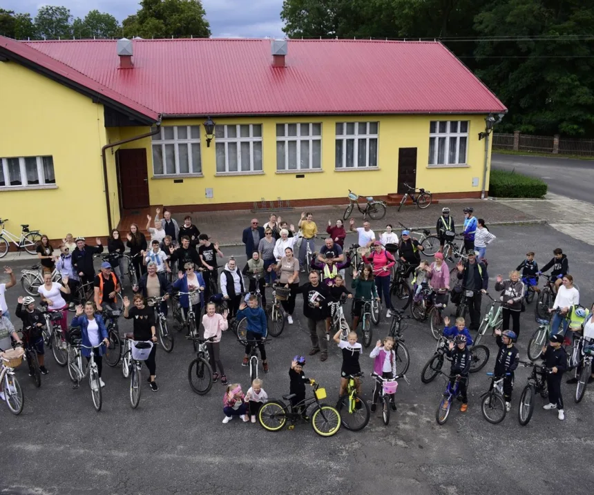 Na zdjęciu uczestnicy rajdu przy sali wiejskiej na rowerach