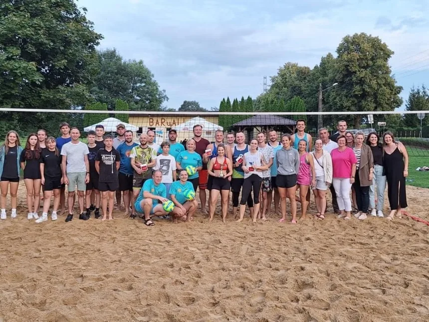 Zdjęcie grupowe organizatorów oraz uczestników turnieju wraz z Panem Wójtem. Zdjęcie wykonano na boisku do siatkówki plażowej