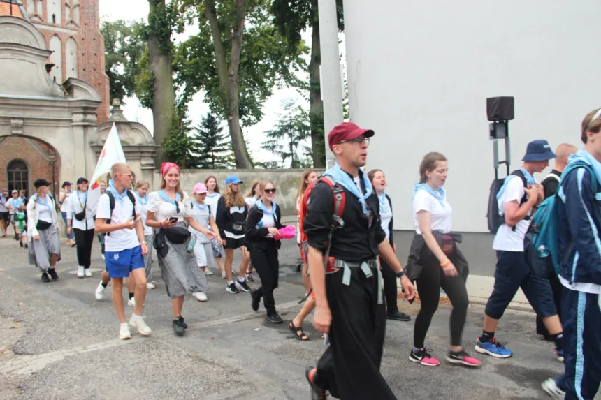 Ujęcie pielgrzymów podczas pielgrzymki