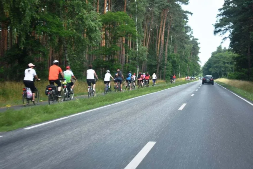 Na zdjęciu ścieżka rowerowa przy ulicy