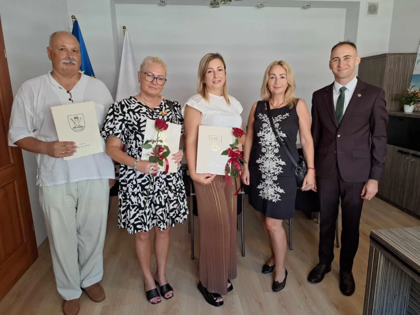 Na zdjęciu Wójt Gminy wraz z 3 nauczycielami mianowanymi oraz Panią Dyrektor Szkoły Podstawowej w Długiem Starem. Nauczyciele trzymają w ręce akt nadania oraz różę