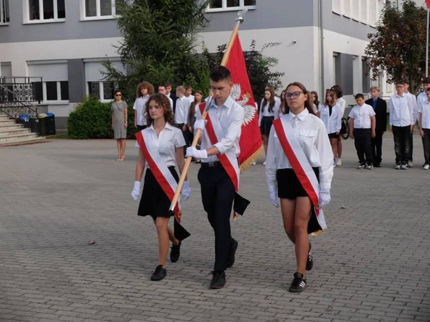 Na zdjęciu poczet sztandarowy w Szkole Podstawowej w Święciechowie