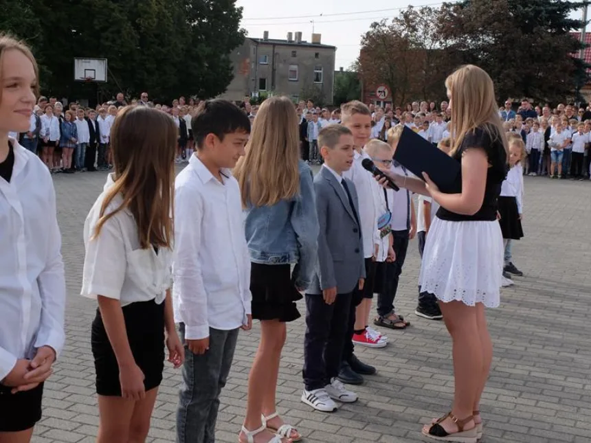 Ujęcie podczas apelu oraz składania raportu o obecności uczniów