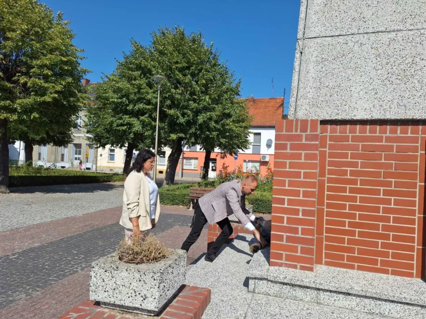 Wójt Gminy składa wiązankę pod pomnikiem