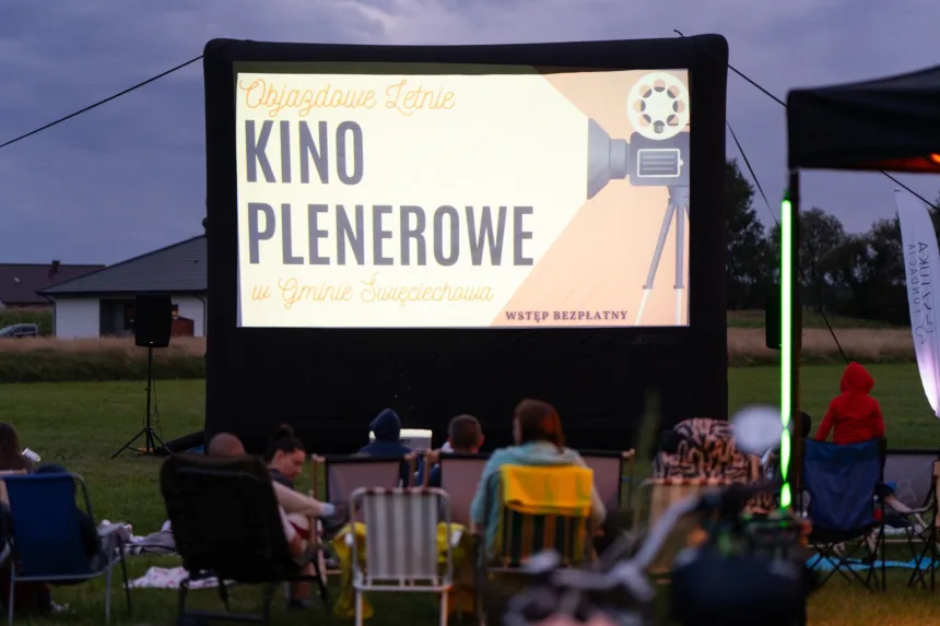 Zdjęcie przedstawia kino plenerowe