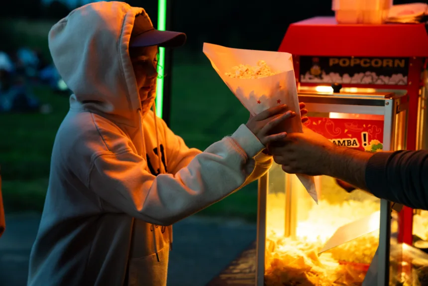 Dziewczynka trzymająca w ręce popcorn