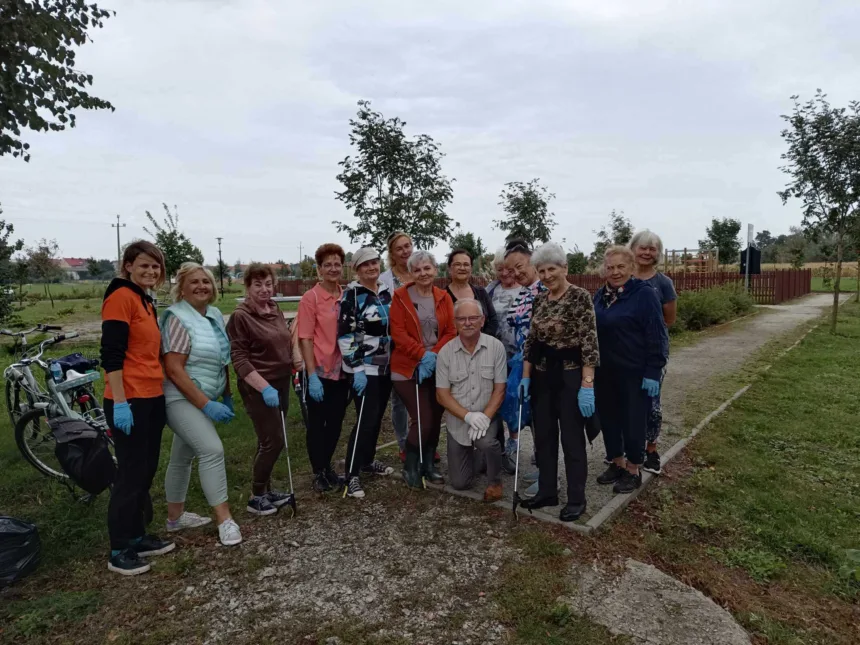 Zdjęcie grupowe uczestników wydarzenia w parku rodzinnym