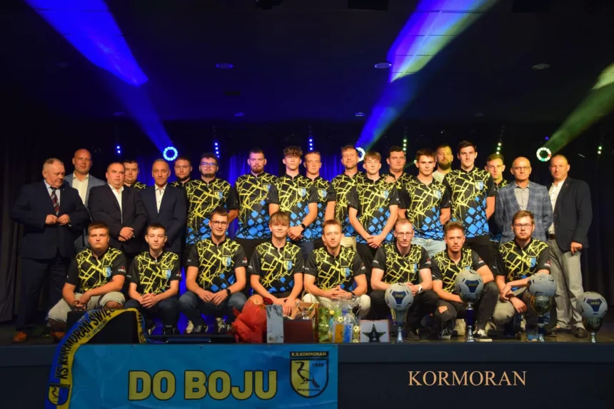 Zdjęcie grupowe Klubu Sportowego Kormoran Święciechowa wraz z trenerami