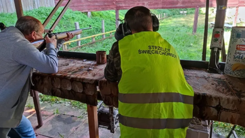 Ujęcie podczas zawodów. Na zdjęciu dwóch mężczyzn celuje do celu