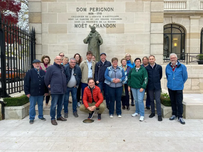 Zdjęcie grupowe wszystkich delegacji pod pomnikiem podczas wycieczki