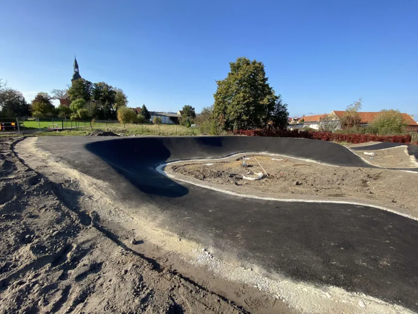 Zdjęcie postępu prac nad budową pumptracku