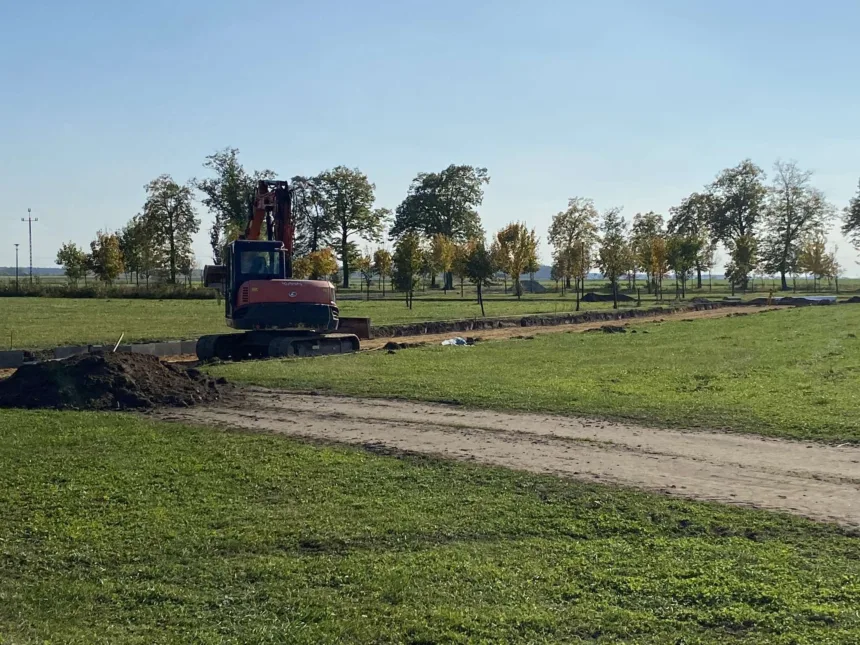 Ujęcie koparki podczas budowy alejek