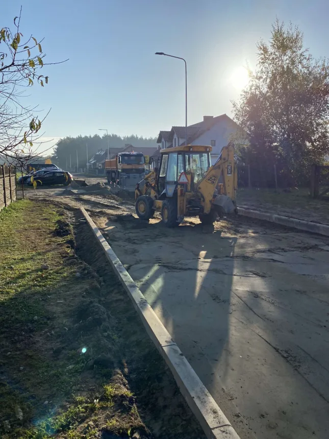 Ujęcie podczas budowy drogi - na zdjęciu koparka podczas wykonywanych prac