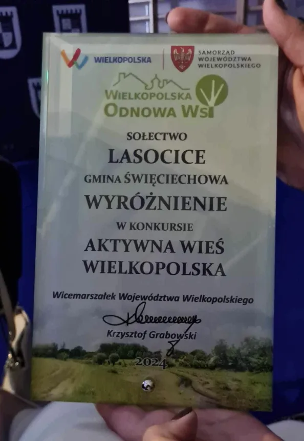 Zdjęcie otrzymanej statuetki z napisem Wyróżnienie w konkursie „Aktywna Wieś Wielkopolska” dla Sołectwa Lasocice