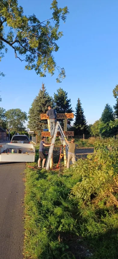 Ujęcie podczas montażu witacza na wjeździe do Piotrowic