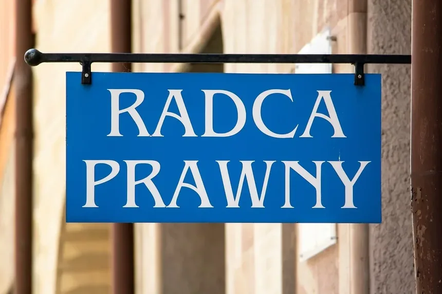 Napis na niebieskiej tabliczce RADCA PRAWNY