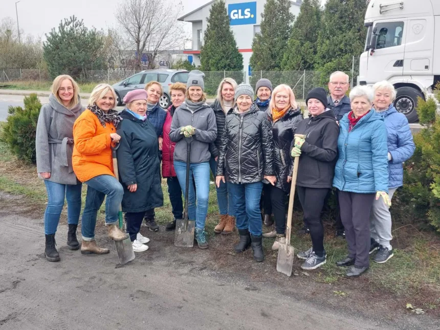 Zdjęcie grupowe grupy Seniorów z łopatami na ul. Produkcyjnej