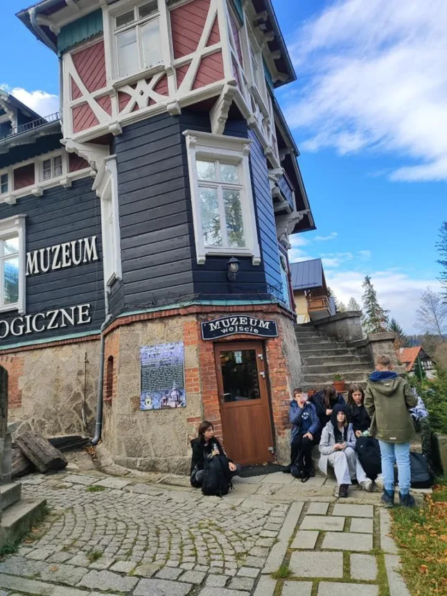 Zdjęcie dzieci przed wejściem do muzeum