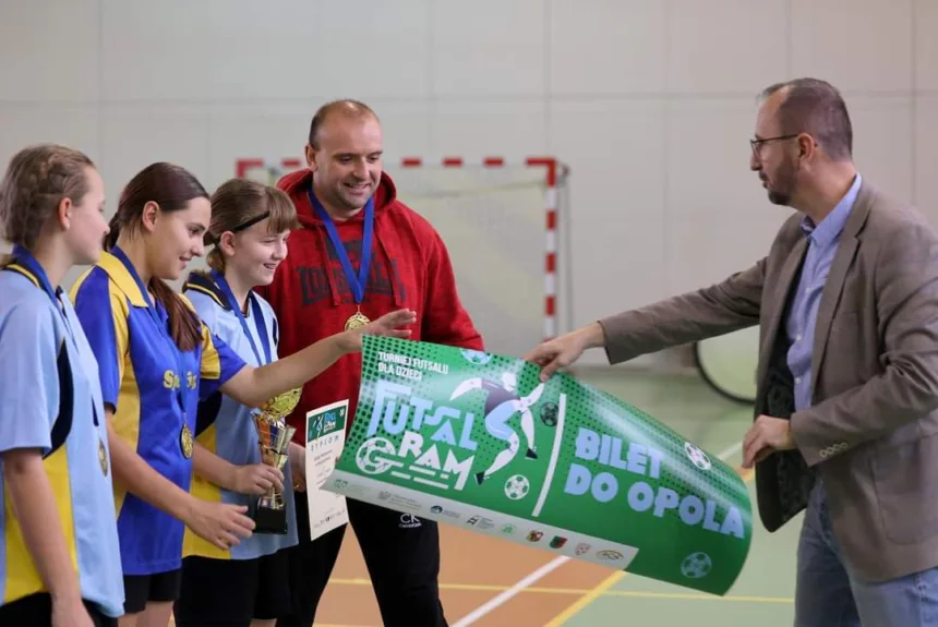 Ujęcie podczas wręczenia nagród i medali drużynie ze Święciechowy