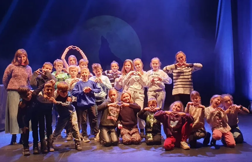 Zdjęcie uczestników wydarzenia w teatrze na scenie