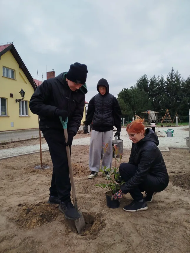 Ujęcie podczas sadzenia roślin przez mieszkańców